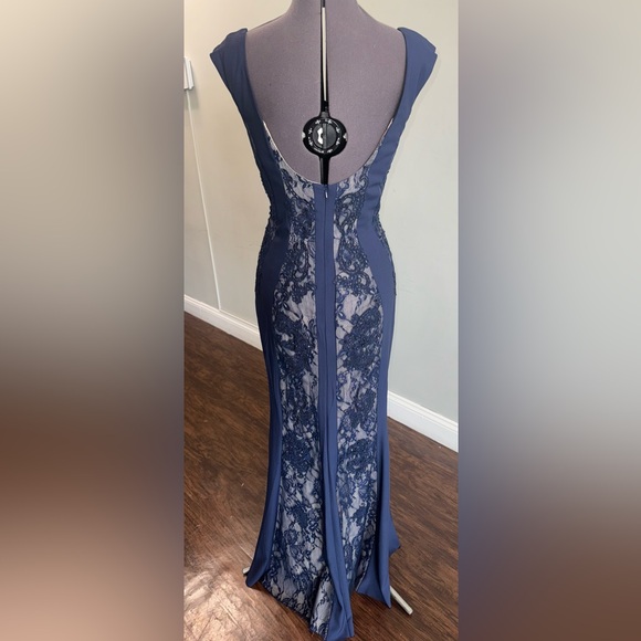 Elegant Navy Lace Evening Gown - Picture 4 of 6